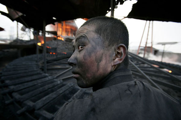 《黄河两岸“黑污染”》-卢广摄影作品展